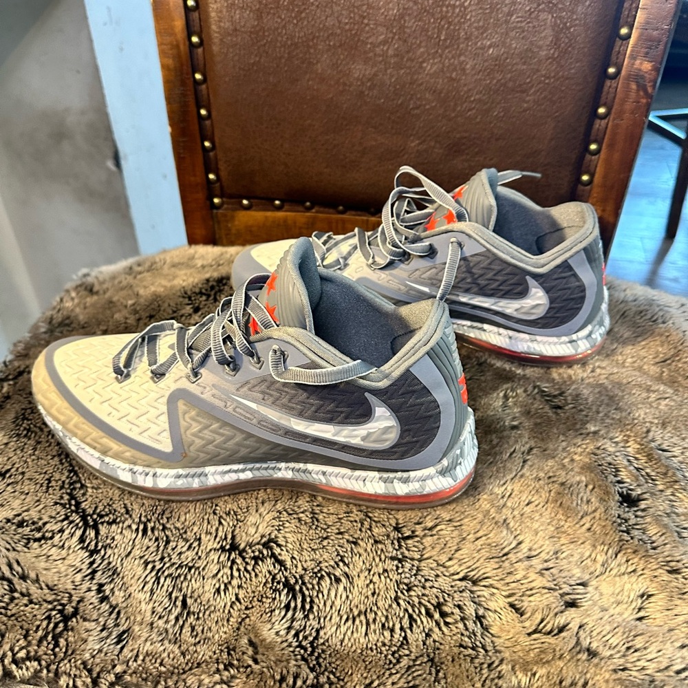 NIKE Field General 2 Grey & Red Like NEW Running Sneakers, Size 11.5 - Picture 9 of 13